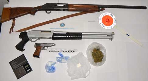 Crotone, Polizia al setaccio in via Acquabona: trovate armi e droga