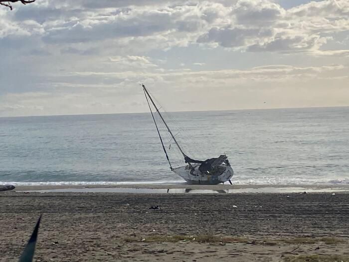 Sbarco nel reggino, 74 migranti arrivano con una barca a vela a Palizzi