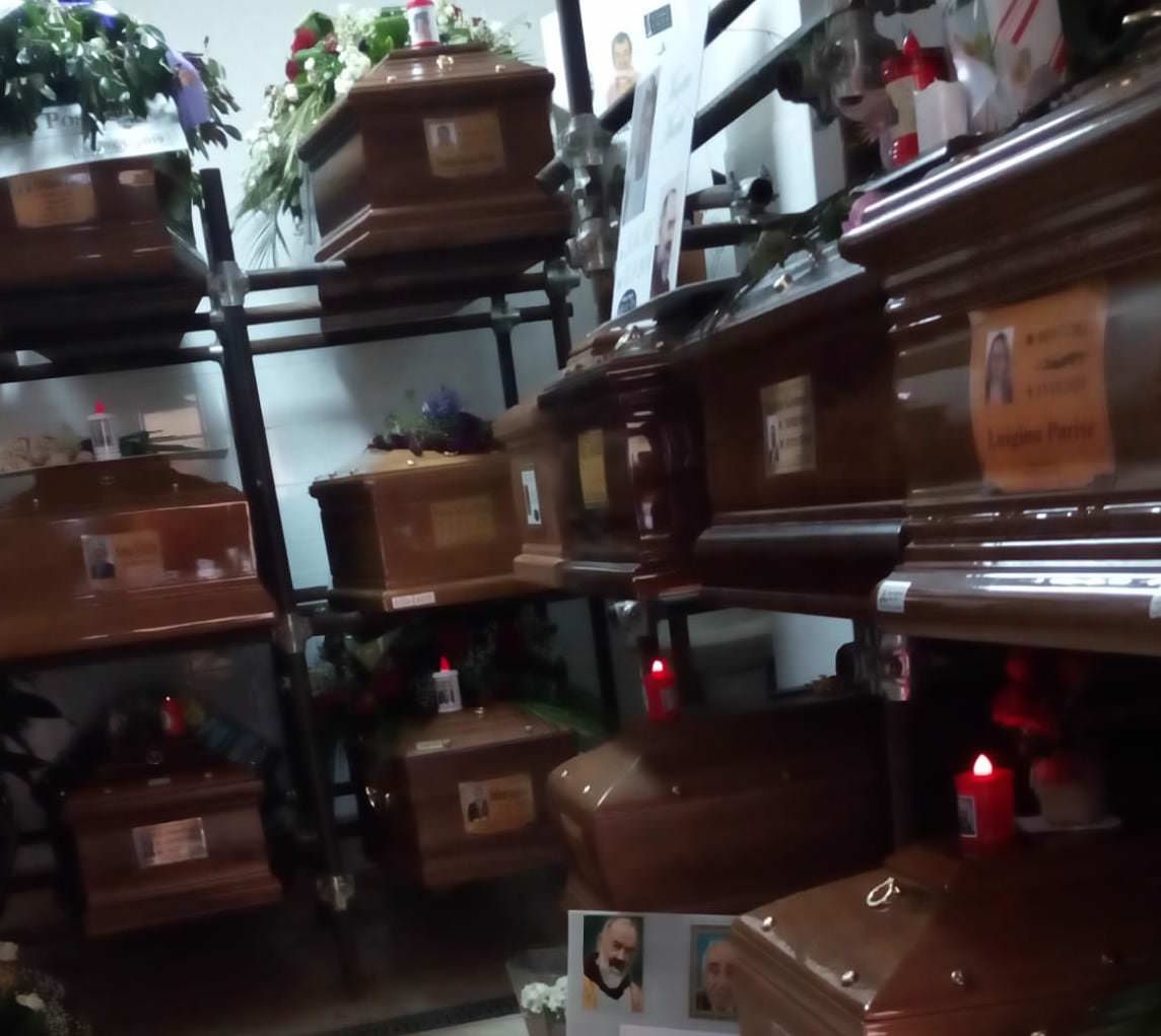 Vietato morire, a Crotone defunti stipati a decine nella camera mortuaria
