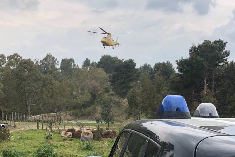 Cirò, incidente sul lavoro: 59enne cade in un burrone