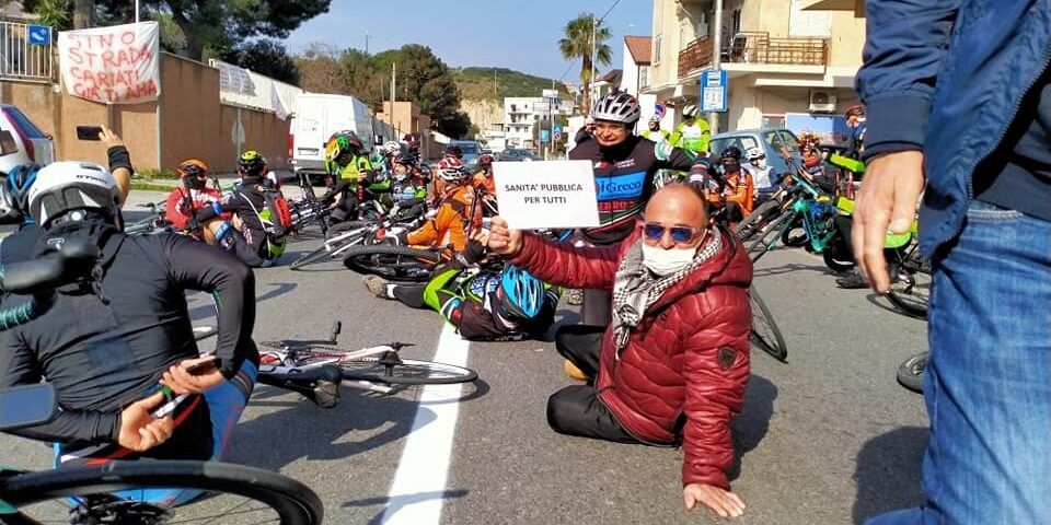 Cariati, flash mob dei ciclisti per la riapertura dell’ospedale