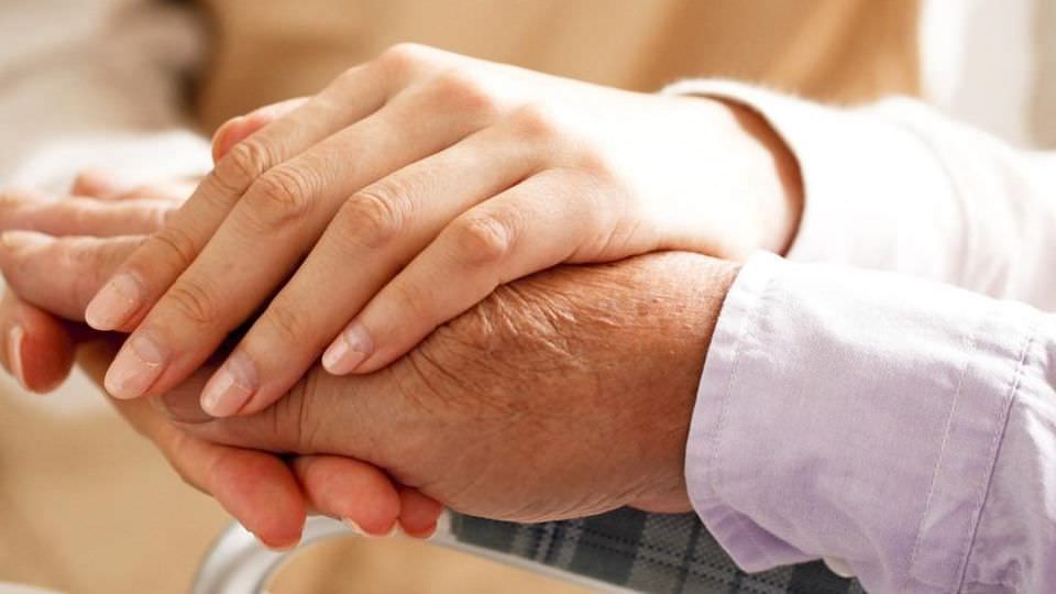 Seduce un anziano e si fa consegnare beni per 50mila euro, ai domiciliari una 31enne