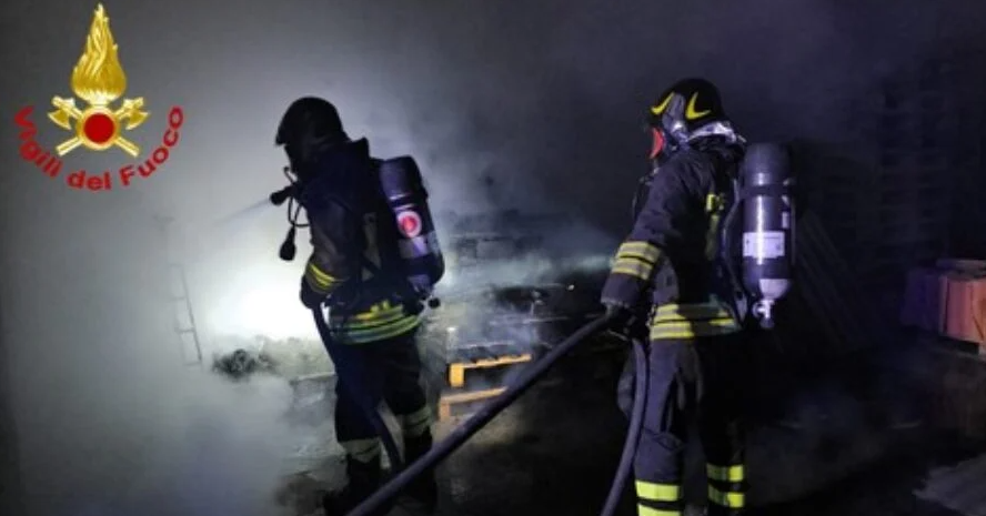 Crotone, incendio in un capannone. Fiamme visibili dalla Ss 106
