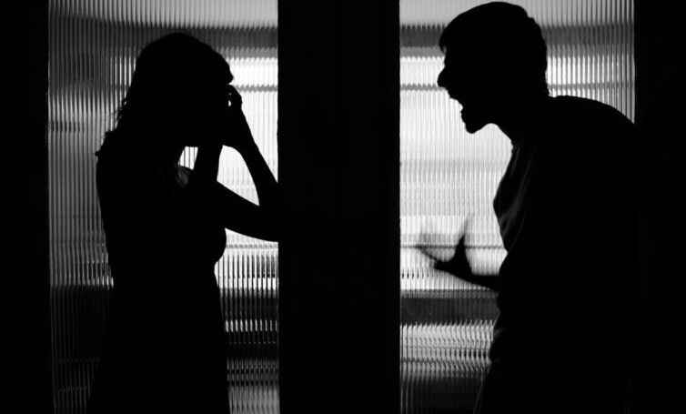 «Ti ammazzo, ti metto su una sedia a rotelle», 29enne di Locri arrestato a Rimini perché minacciava la ex