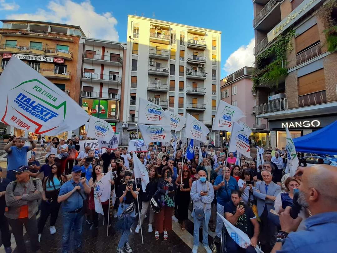 Paragone a Cosenza per la nuova sede di “Italexit”: attacchi a Salvini, Conte e M5s