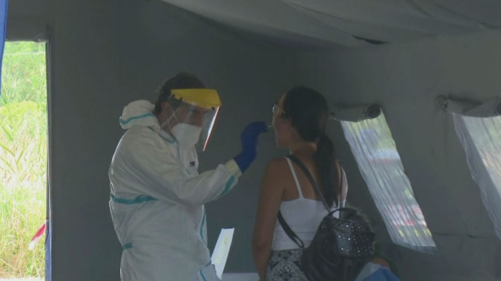 Positivo in discoteca, a Soverato 1200 tamponi in due giorni. Finora nessun contagio – VIDEO