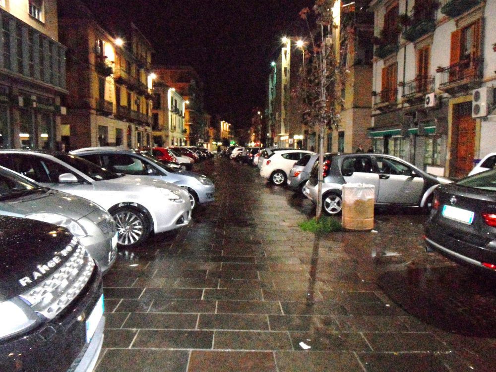 Cosenza, isola pedonale invasa dalle auto