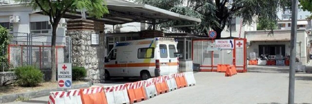 Agguato all’amante, accoltellato da due fratellini e dal padre