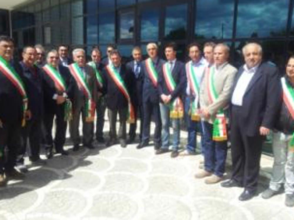 Rifiuti, i sindaci protestano davanti alla sede dell`assessorato