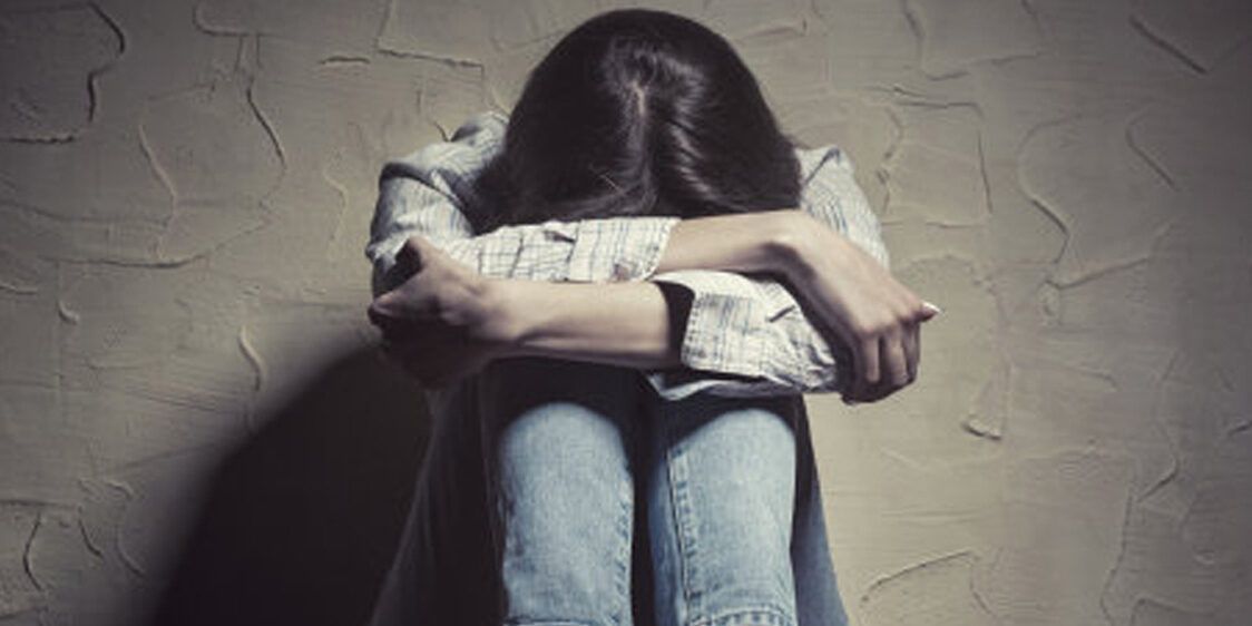 Segregata in casa per 5 anni, fugge e denuncia il marito