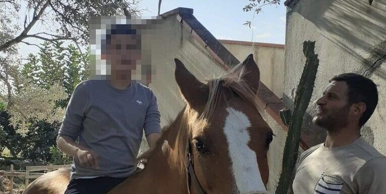 La storia di Giorgio, 11enne autistico che abita in Calabria. Faraone: «Faceva 300 km per la terapia»