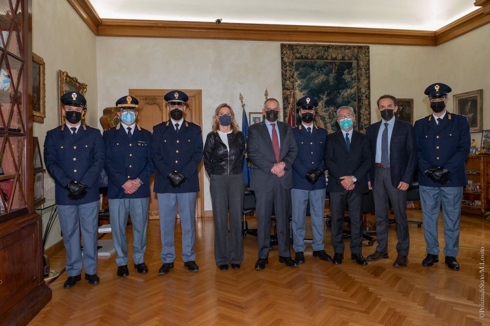 Il capo della Polizia incontra gli agenti che hanno salvato gli 88 migranti a Isola