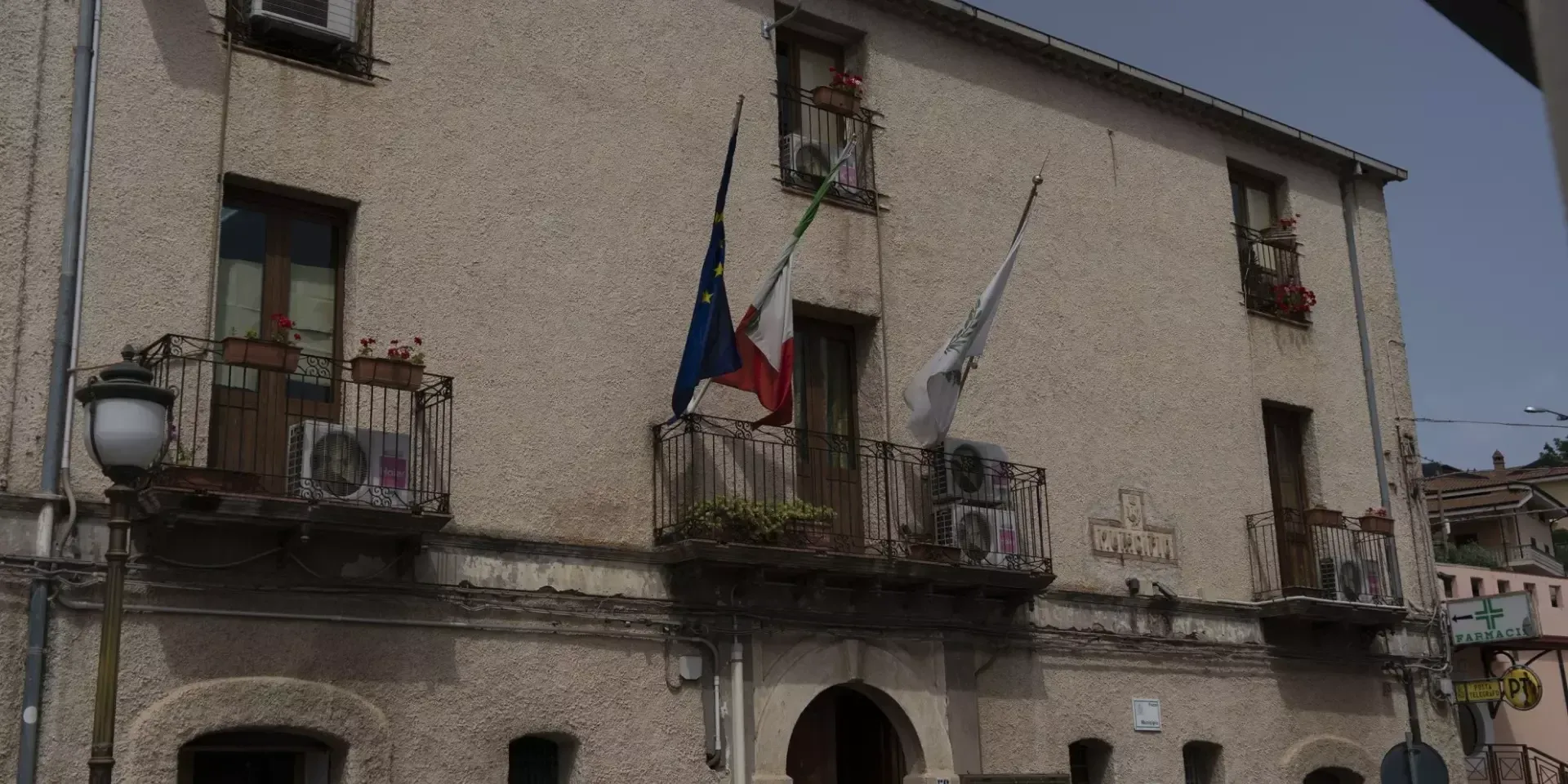 San Vincenzo La Costa, mansioni di pulizia a una dipendente comunale: il Tar boccia la sanzione ispettiva