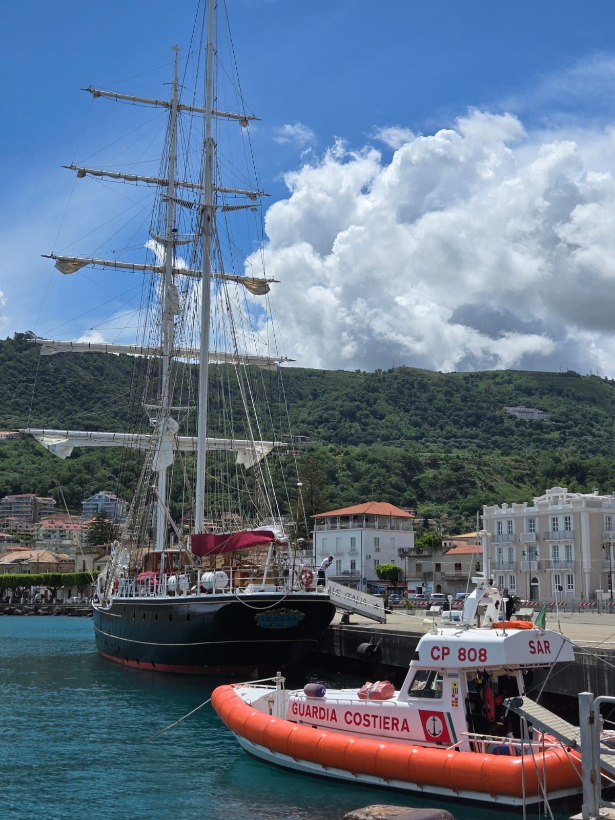 Nave Italia, il brigantino della Marina Militare approda al porto di Vibo Marina