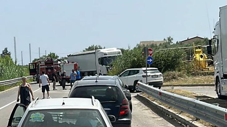 Sangue sulle strade, un morto in un incidente sulla statale 106 a Corigliano Rossano
