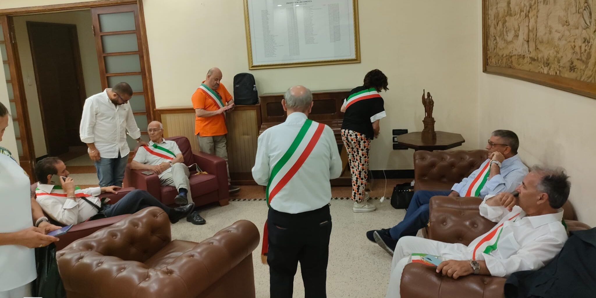 I sindaci del Terzo Megalotto “occupano” la Prefettura: «Vogliamo parlare con Meloni»
