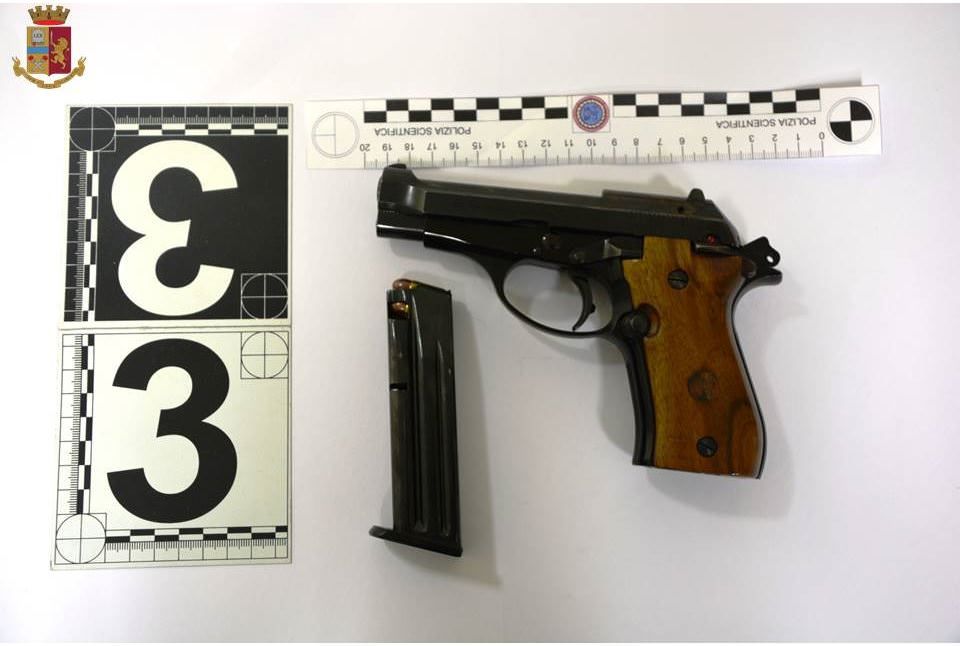 Minaccia un ragazzo con la pistola, in manette 64enne a Vibo