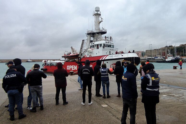 La Open Arms arriva a Crotone con 57 migranti, controlli a bordo