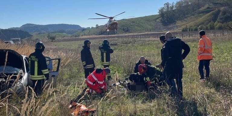 Esce fuori strada a Crotone, ferita gravemente una donna – FOTO