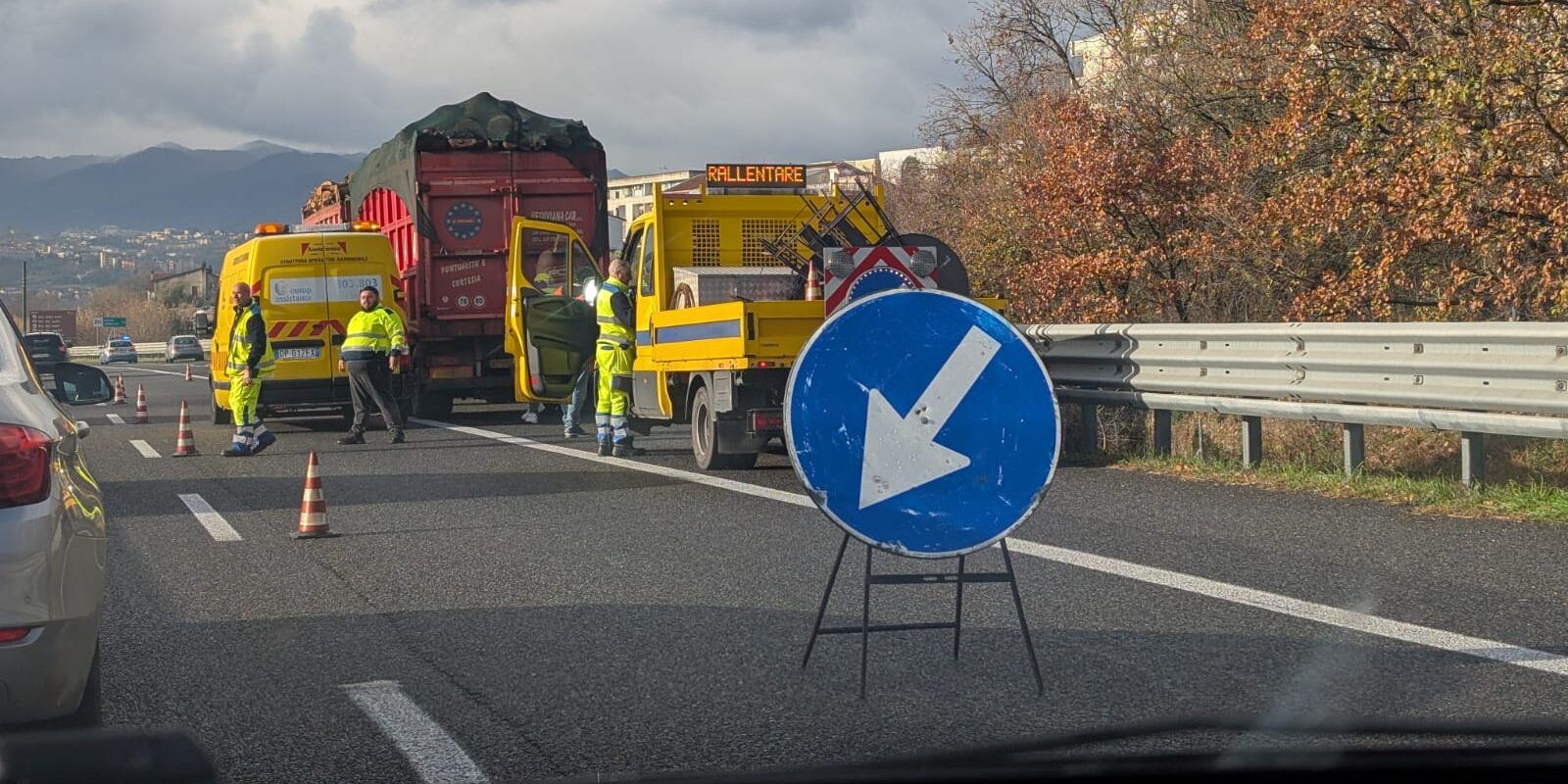 Camion in panne sull’A2 nei pressi dello svincolo di Rende, due chilometri di coda