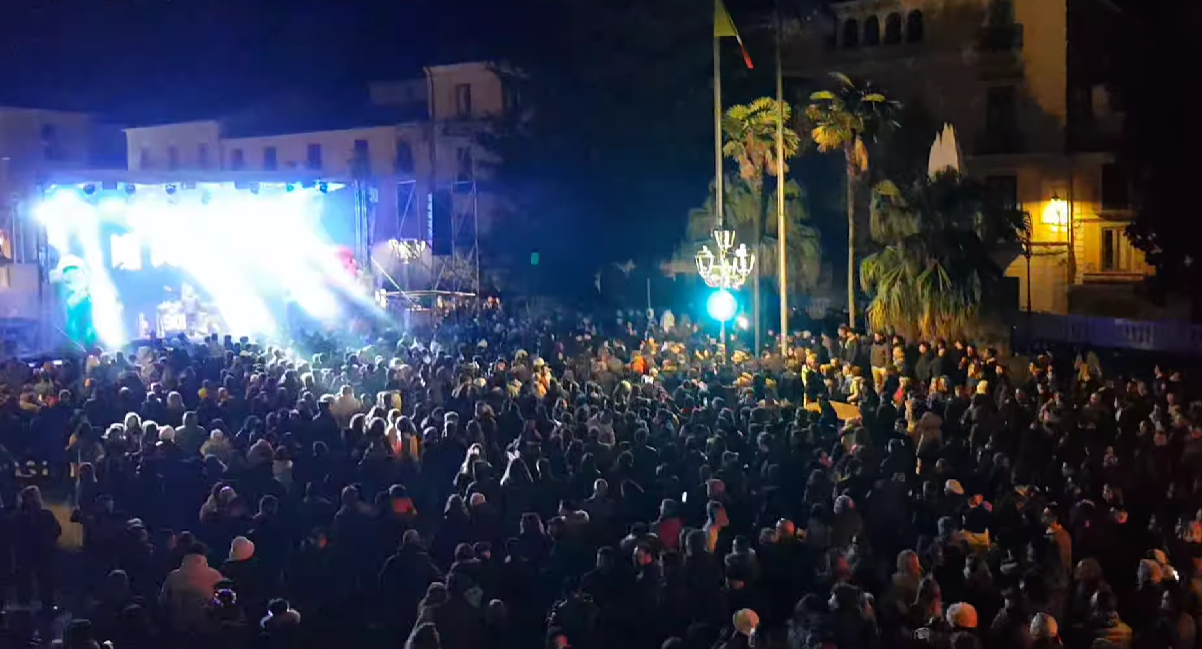 Caos Capodanno a Lamezia, le «scuse» per l’assenza di Sandy Marton: condizioni fisiche e il palinsesto Rai