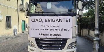«Ciao, Brigante!». La protesta dei tir si ferma per l’ultimo saluto ad Antonio Ruberto – VIDEO