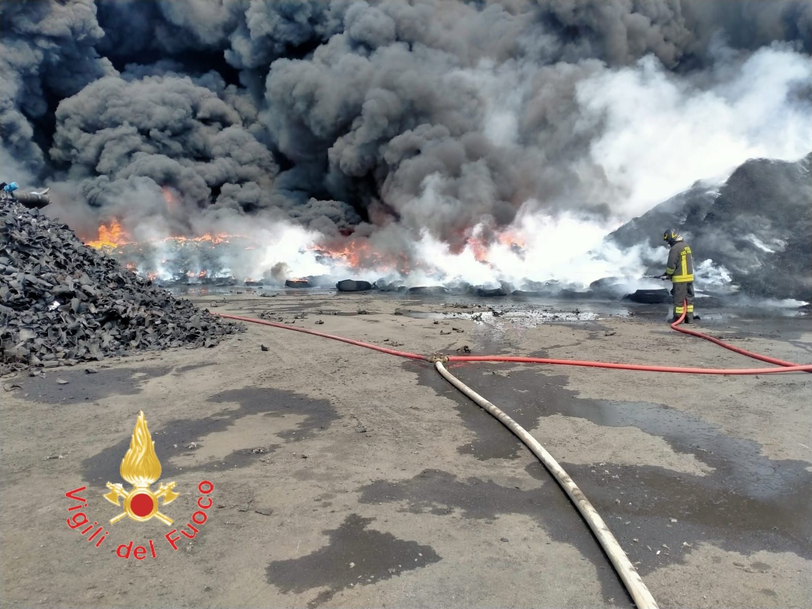 Vasto incendio nella zona industriale di Lamezia: pneumatici in fiamme e densa colonna di fumo
