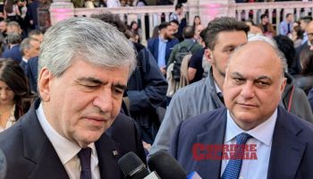 Il ministro del turismo allo stand della Calabria a Verona: «Sarò a Sibari in estate, dobbiamo investire sull’enoturismo»