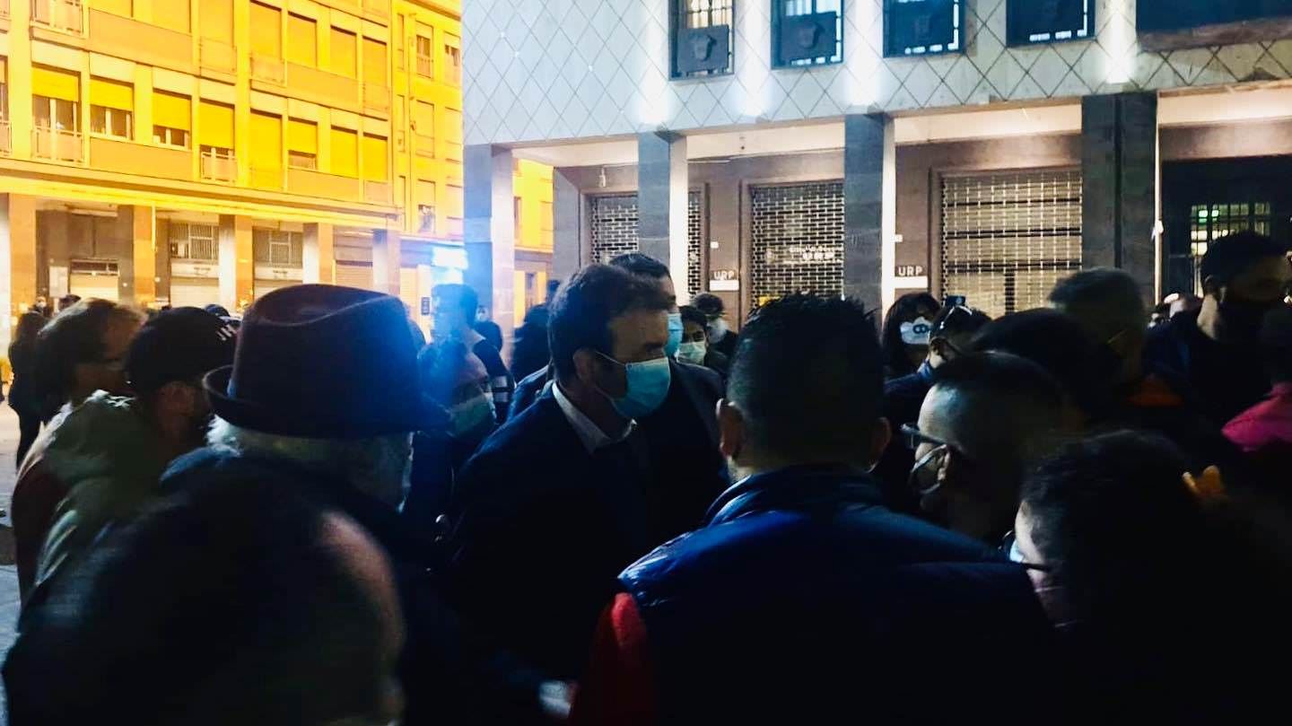 Dpcm, protesta a Cosenza. Occhiuto: «Che senso ha chiudere alle 18?»