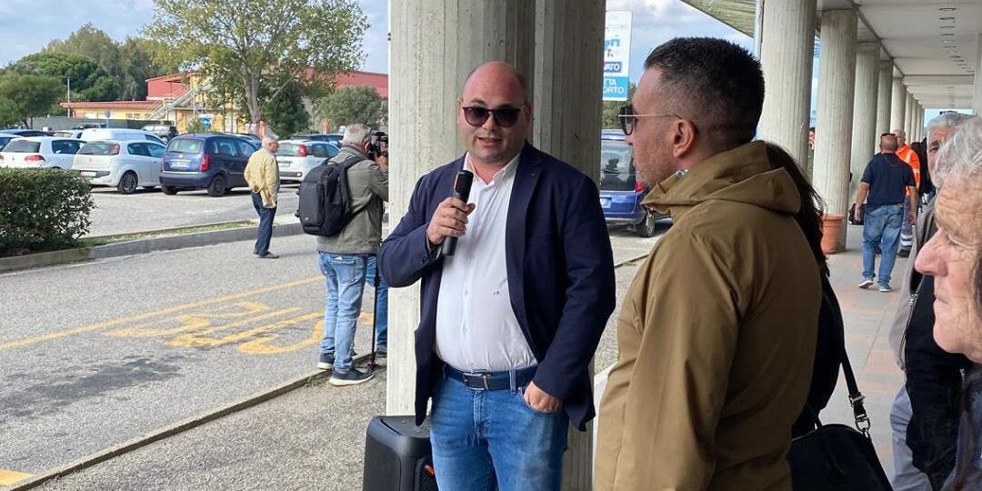 Aeroporto di Crotone, sit-in del Pd per chiedere più attenzione. Forza Italia: siete grotteschi