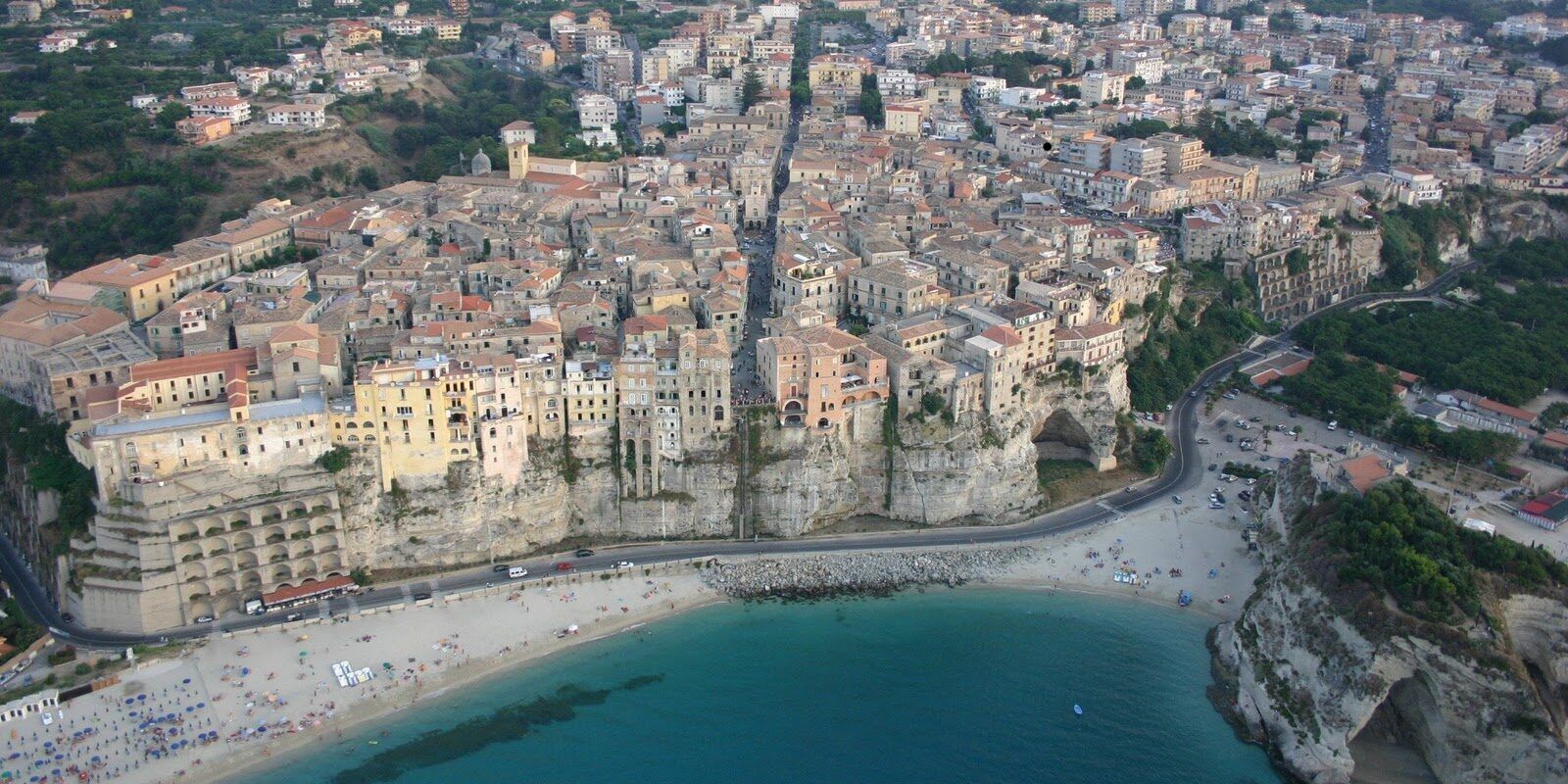 ‘Ndrangheta, il sogno di un bar e l’affare per una pistola. Accorinti: «C’erano molte armi e droga vicino ad un ristorante a Tropea»