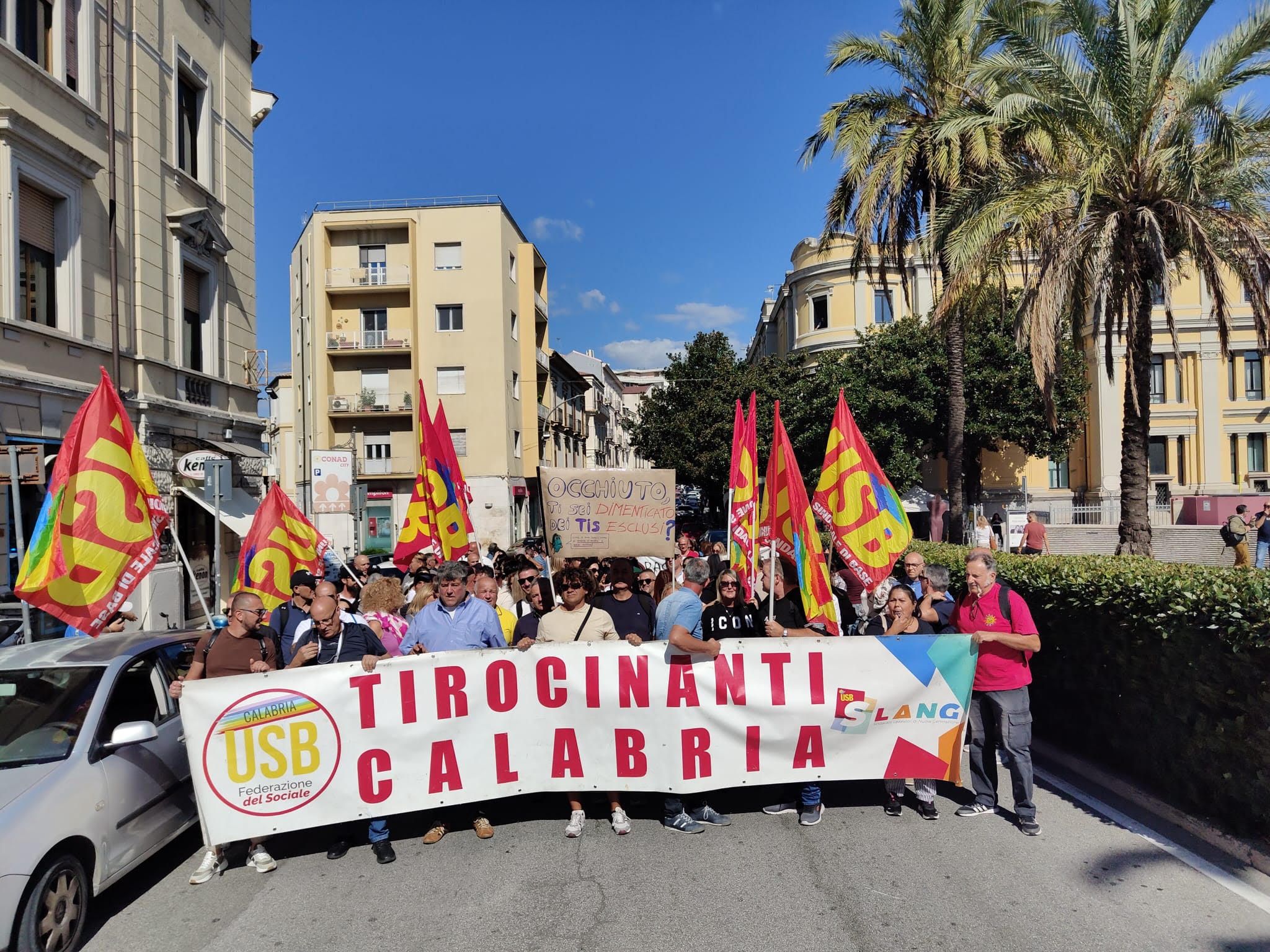 Tirocinanti in piazza a Catanzaro: «Siamo in mille ancora senza stabilizzazione, la lotta continua»