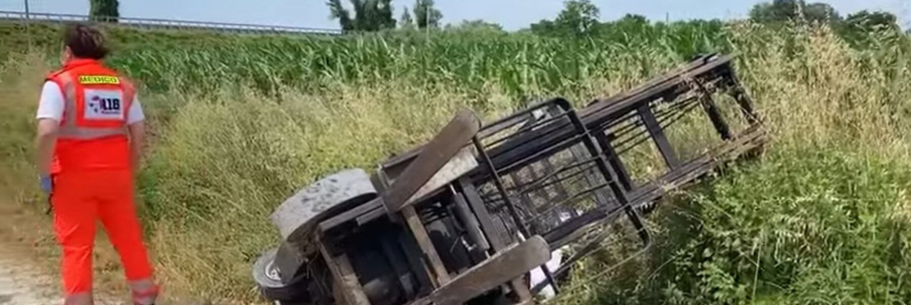 Tragedia nel Cesenate, dodicenne muore schiacciato dal muletto che stava guidando