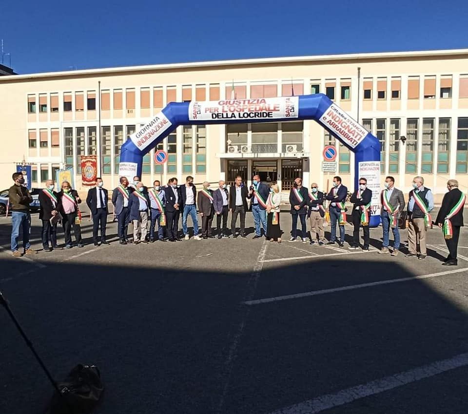 Locri manifesta per la sanità. «Chiediamo giustizia per i morti e per i vivi»