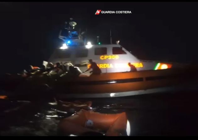 Isola Capo Rizzuto, intercettata un’imbarcazione a vela con 100 persone a bordo