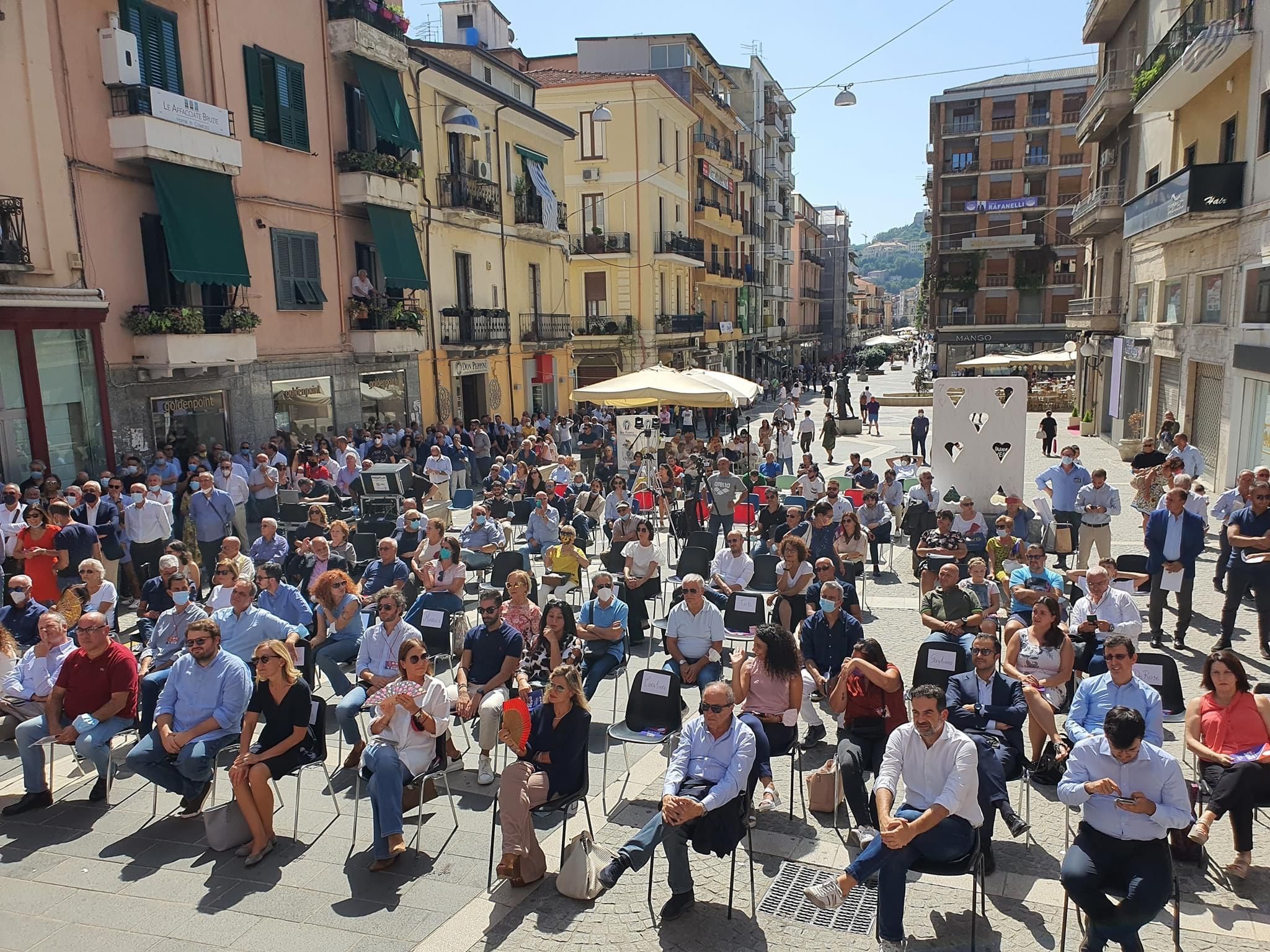 Salvini: «Sedie vuote per Letta a Cosenza». Il Pd: «Che autogol, usa Photoshop»