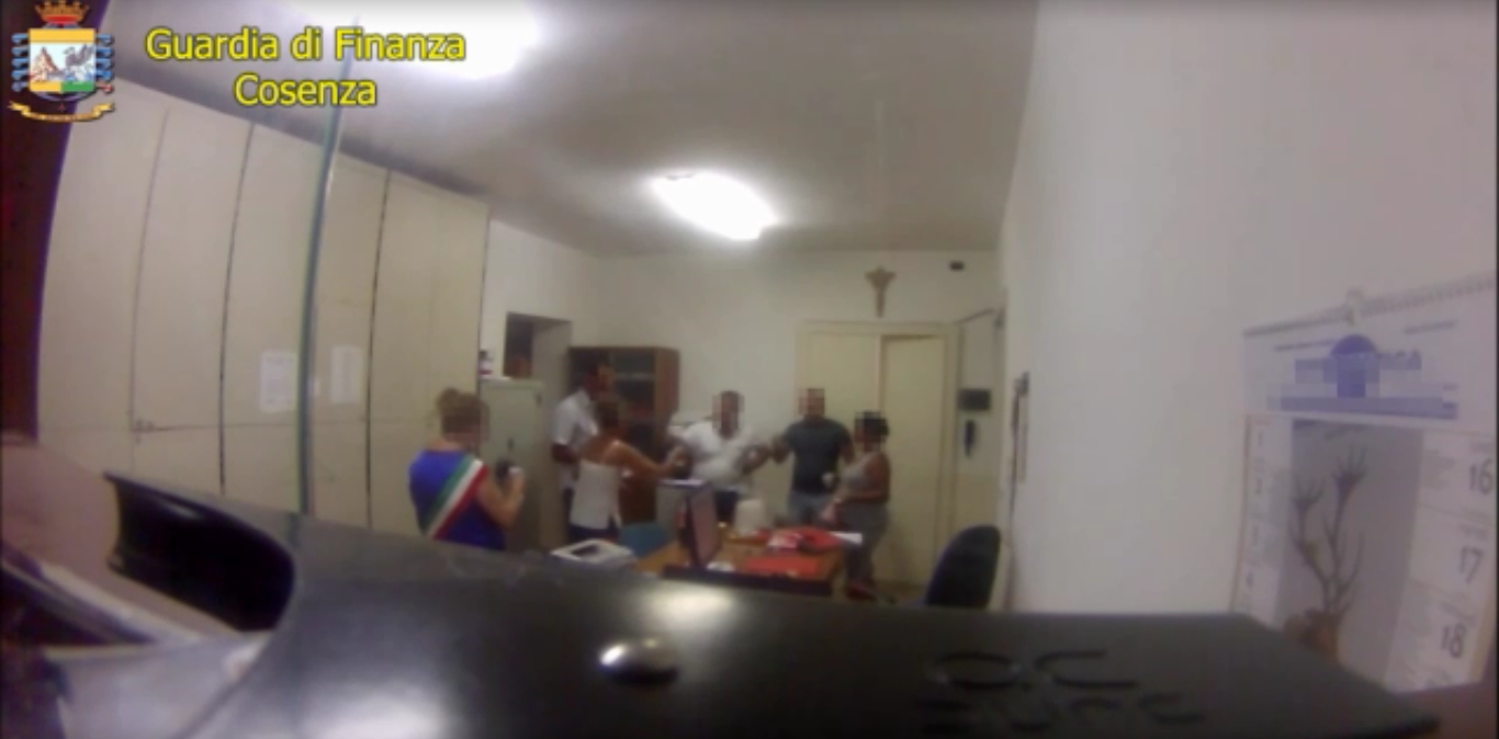 I caporali come "Cupido": matrimoni per «far uscire il permesso di soggiorno»