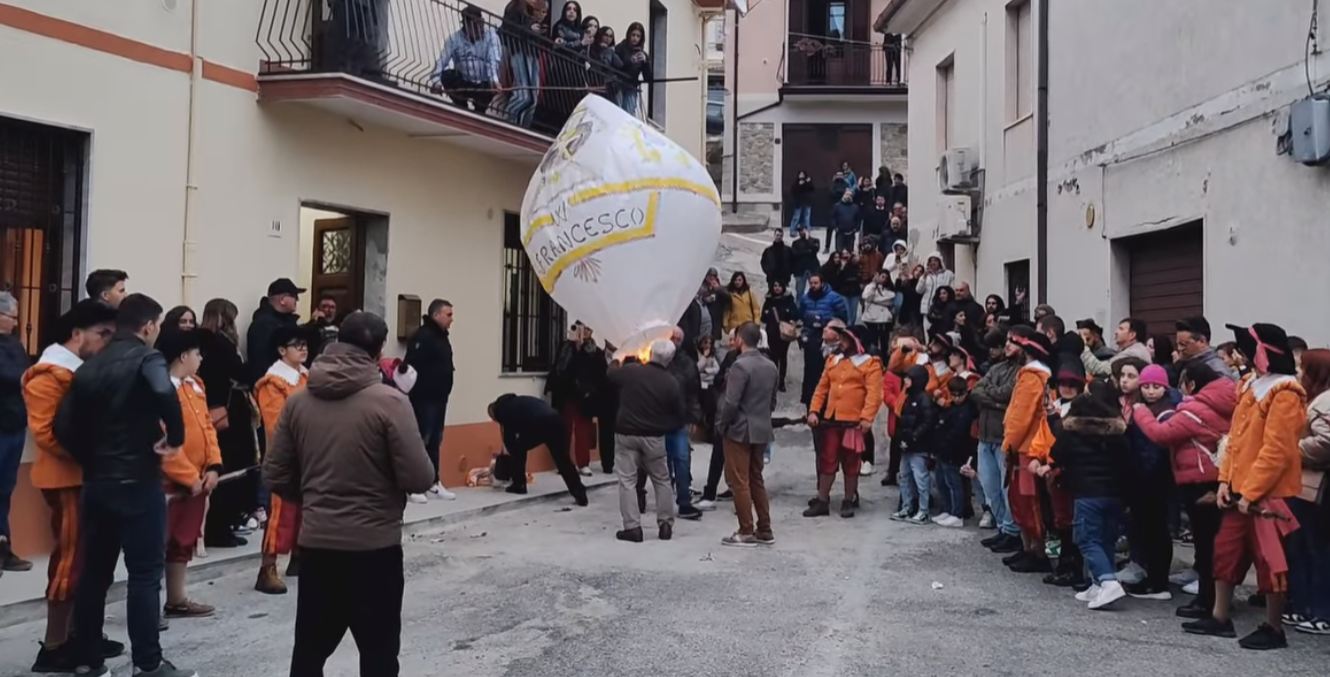 Oriolo, muore l’artista Luigi Abate durante la festa patronale. Stava azionando la sua mongolfiera