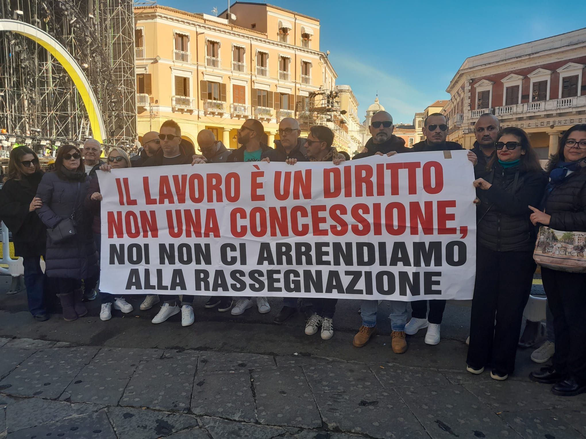Crotone, la protesta (sotto il palco di Amadeus) contro i 500 licenziamenti di Abramo