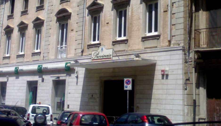 Da 18 mesi senza stipendio, occupano la Provincia di Crotone