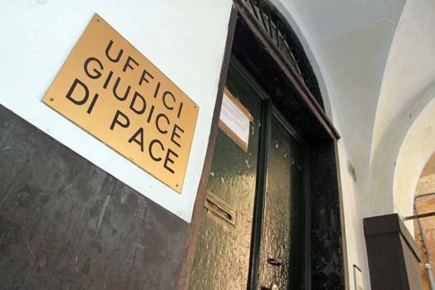 Mannaia sugli uffici del giudice di pace