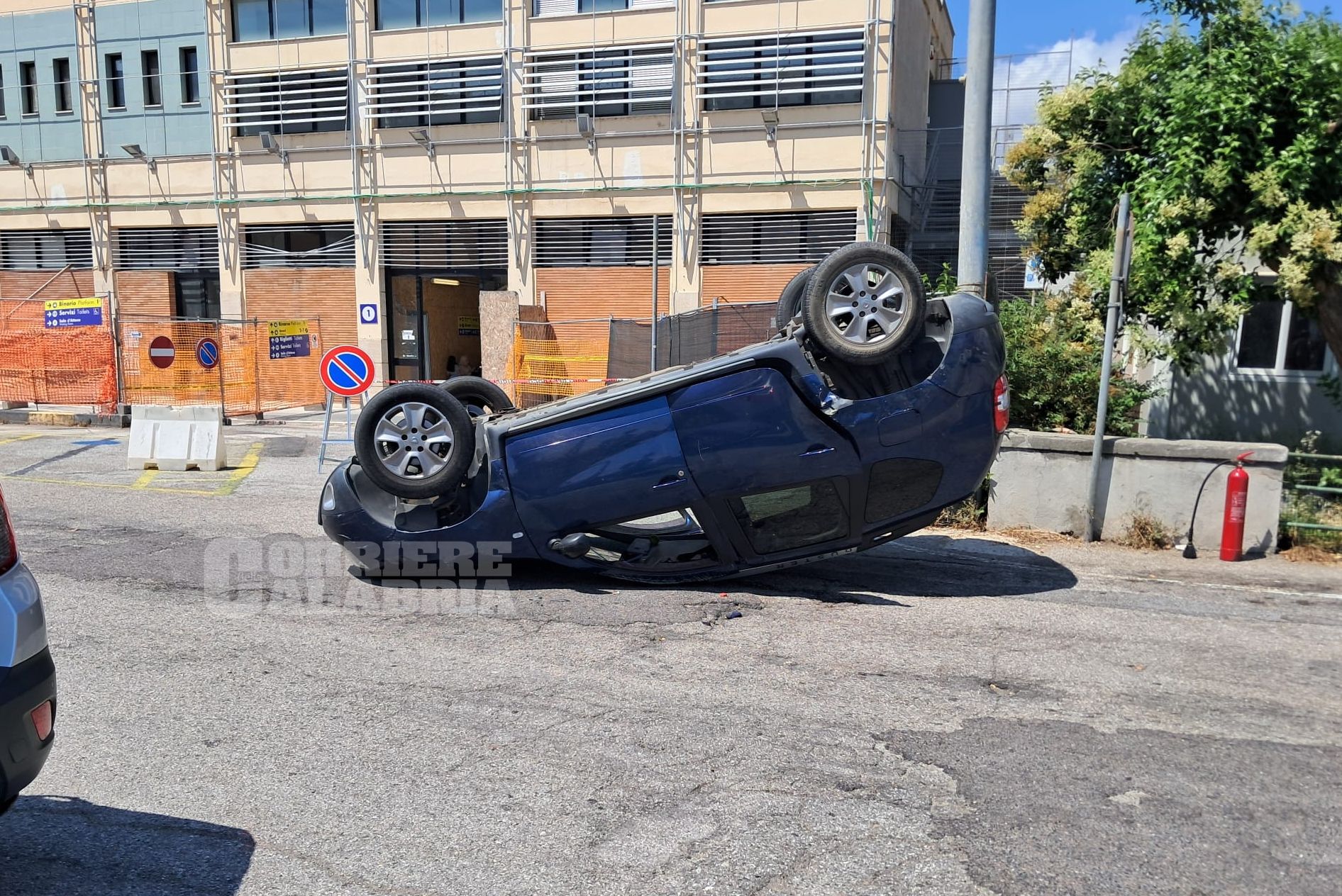Incidente a Lamezia, auto si ribalta nei pressi della stazione