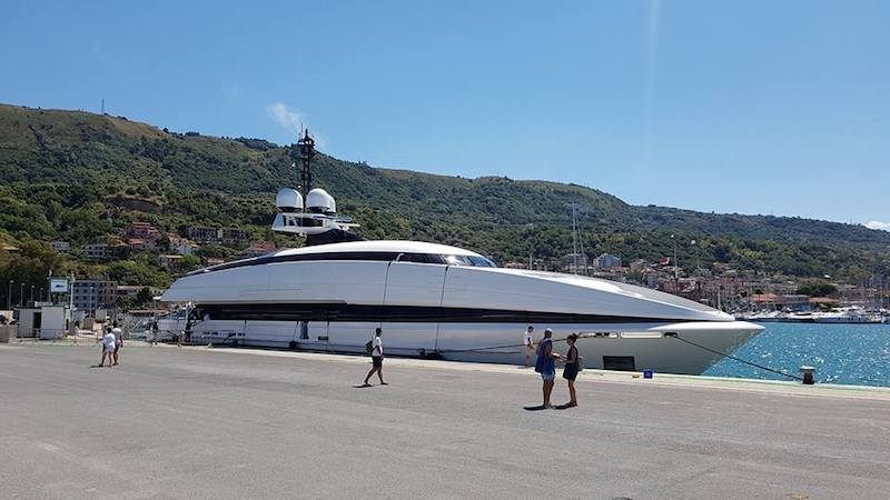 Un superyacht attracca a Vibo Marina