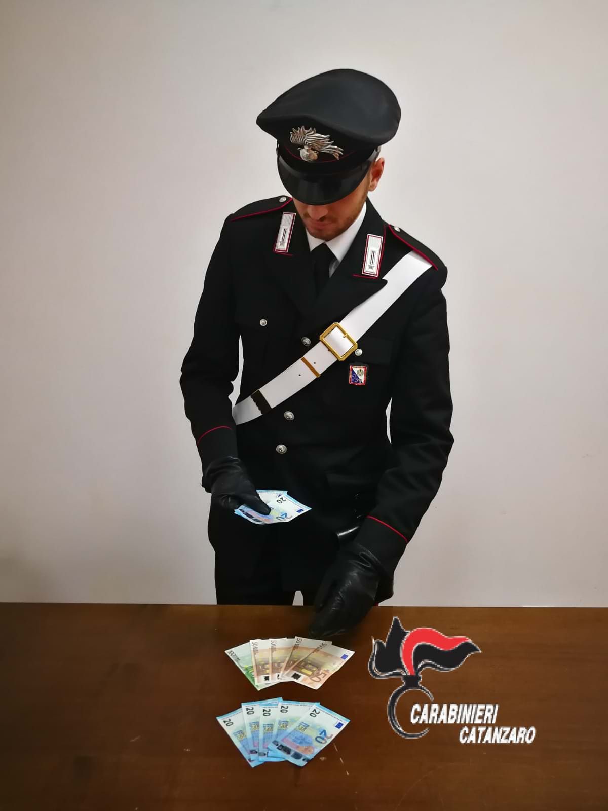 Spende banconote false in un negozio, arrestato a Catanzaro