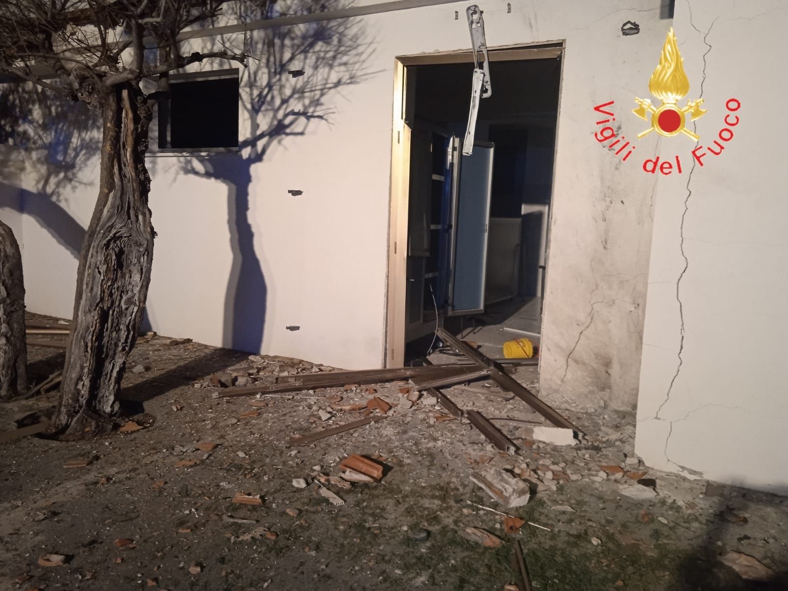 Intimidazione a Belvedere. Bomba contro l’ex Tricarico – FOTO