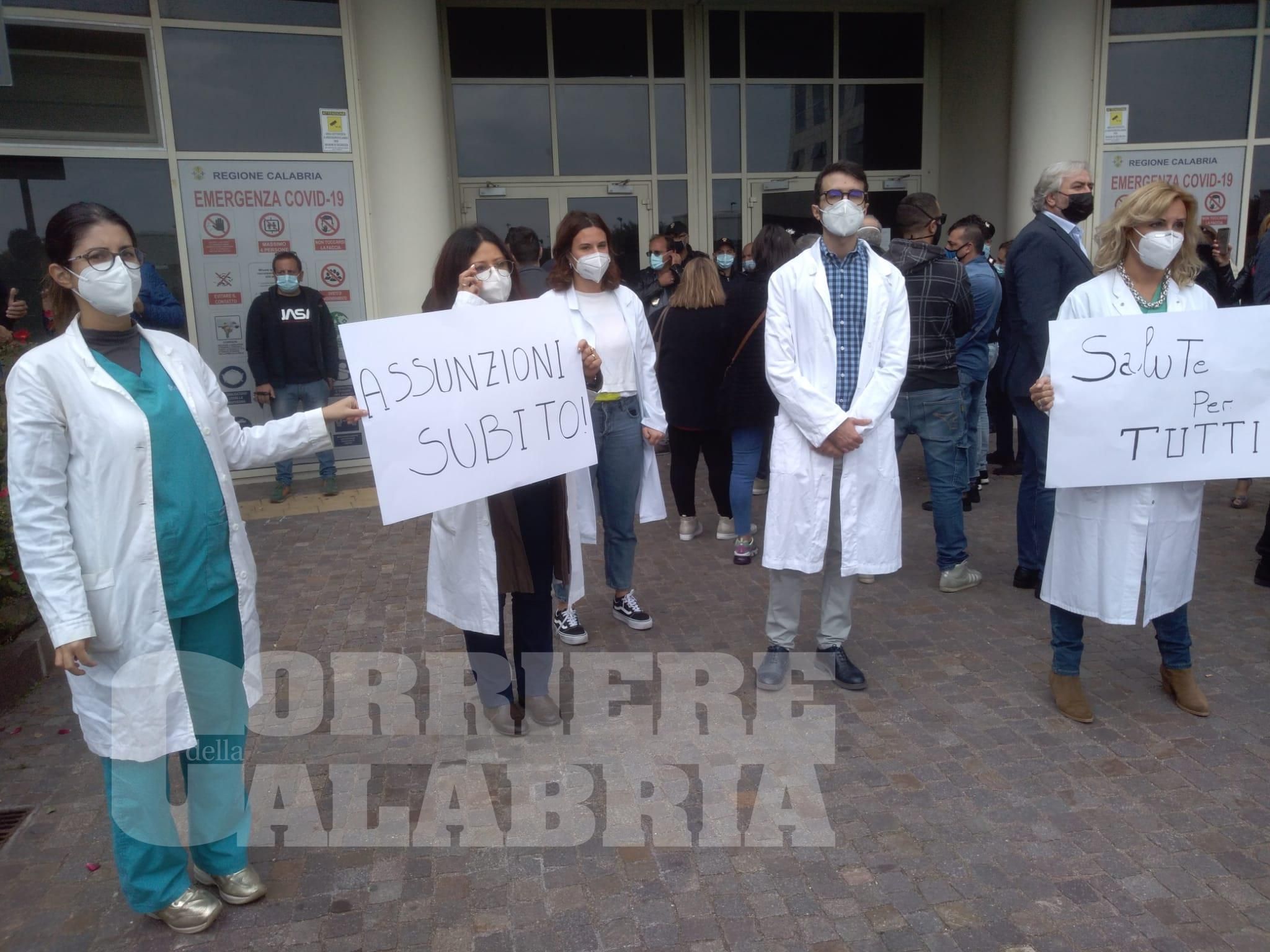 La "rivolta" alla Cittadella contro la "zona rossa". Contestato Spirlì – VIDEO E FOTO