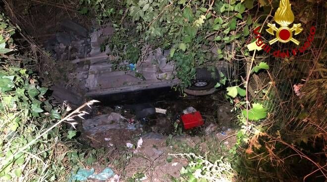 Auto finisce in una scarpata nel Lametino: feriti marito e moglie