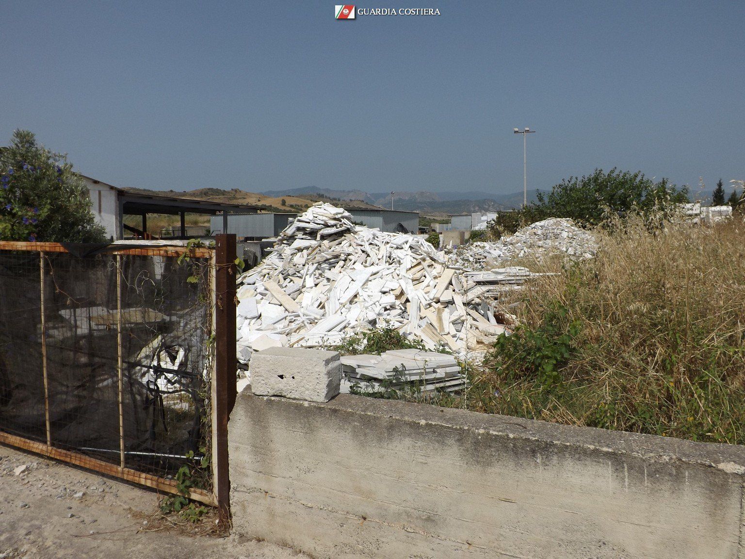 Rifiuti pericolosi incontrollati e attività abusive, sequestrate due aziende nel Catanzarese