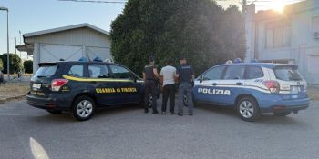 Sbarco a Crotone, scafisti “incastrati” dai racconti dei migranti e dai cellulari: tre arresti
