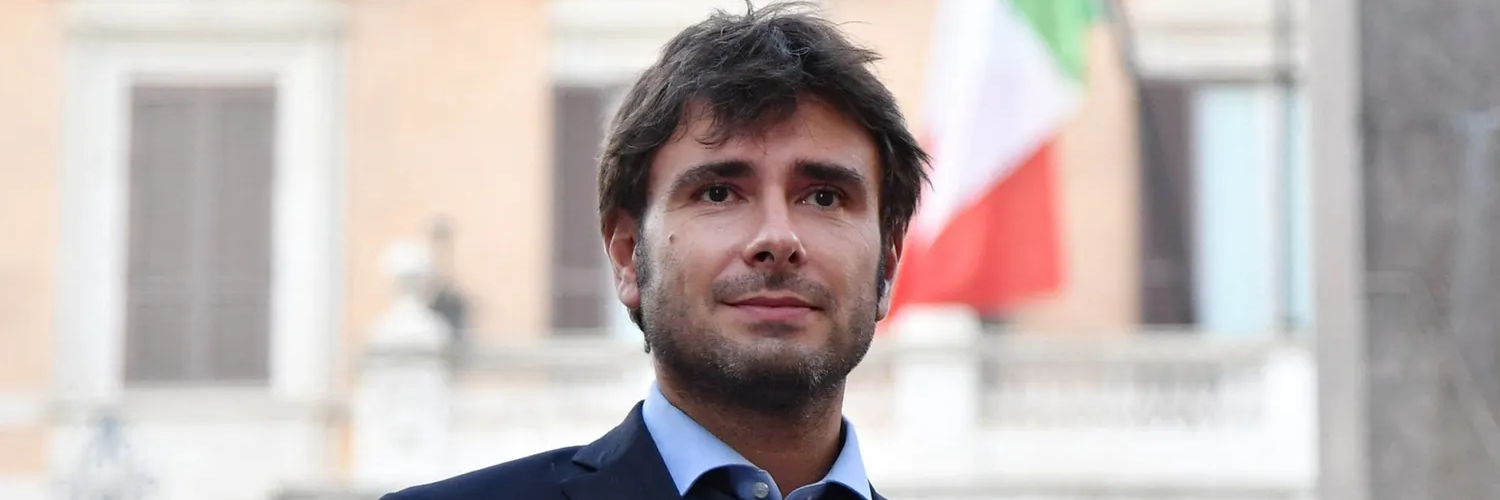 Alessandro Di Battista ricoverato a Cuba dopo un malore: è in gravi condizioni
